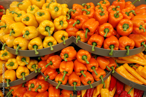 gelbe und orangefarbene Paprika auf dem Markt photo