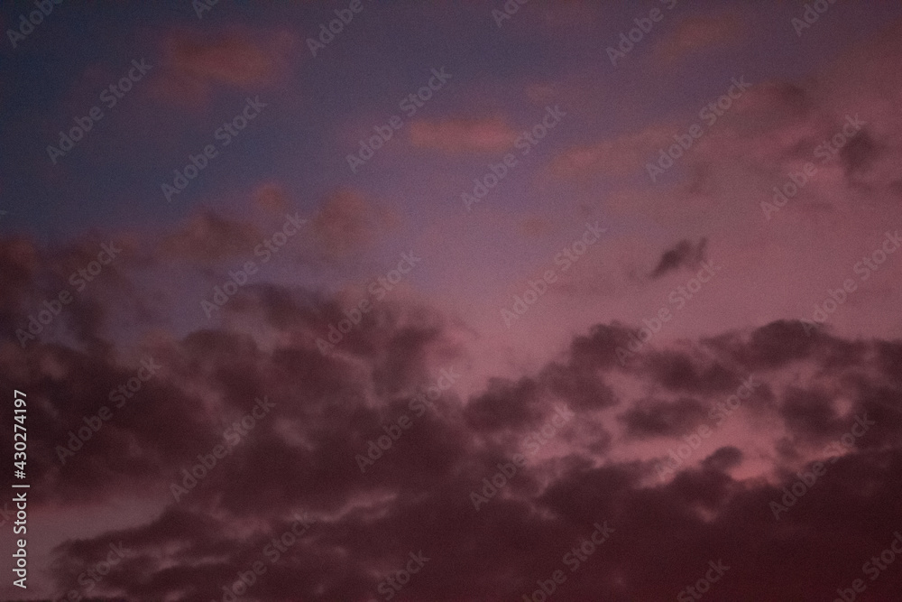 Fototapeta premium diferentes atardeceres con nubes de colores pasteles y brillantes