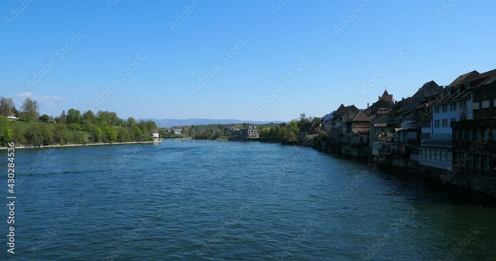 Le Rhin entre l'Allemagne et la Suisse. Au dessus du vieux pont du Rhin à Rheinfelden, frontière entre Allemagne et Suisse Le Rhin entre l'Allemagne et la Suisse. Au dessus du vieux pont du Rhin à Rheinfelden, frontière entre Allemagne et Suisse