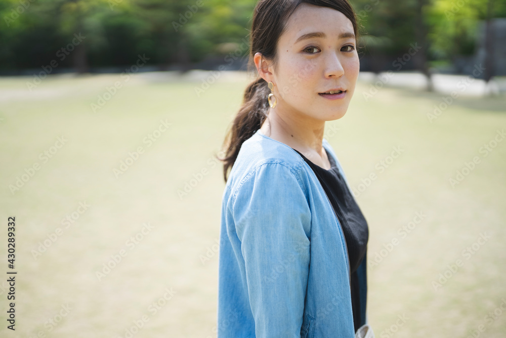 街を散策する女性 街を散策する女性