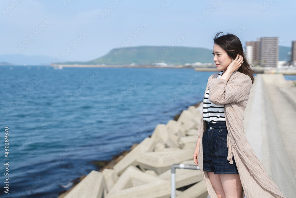 海にいる女性