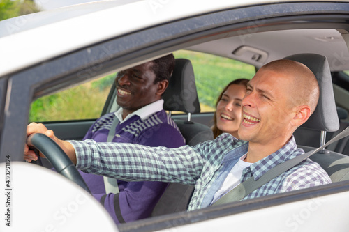 Schilderij op canvas Positive friend talking in car during common trip