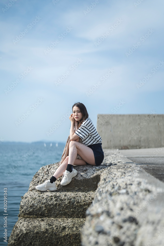 海にいる女性 海にいる女性