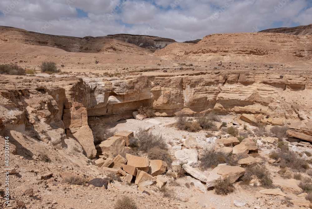 Φωτογραφία Panoramic view on a dry waterfall of wadi Hava in a remote region of the Negev desert