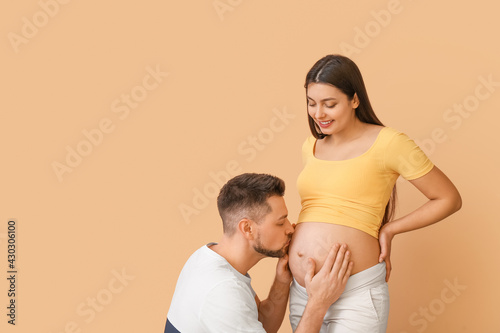 Beautiful pregnant couple o...