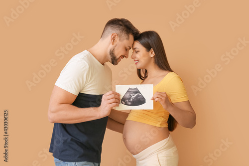 Beautiful pregnant couple w...