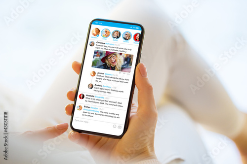 Foto Woman using social media microblogging app on phone
