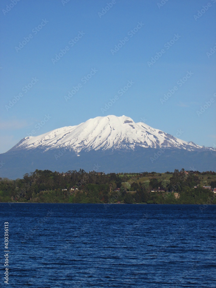 Calbuco volcano & Llanquihue lake, Puerto Varas, región de los Lagos, Chile Calbuco volcano & Llanquihue lake, Puerto Varas, región de los Lagos, Chile