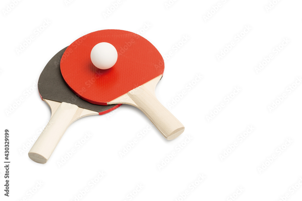 Raquetas de Ping Pong Cruzadas con Pelota sobre un fondo blanco liso y aislado. Vista superior. Copy space - obrazy, fototapety, plakaty 