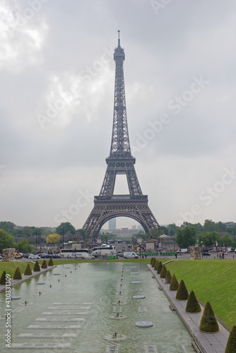  View of the bridge Jena and the Eiffel Tower. Around the walk tourists and go cars © Aleksandr