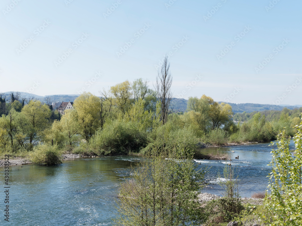 Le long du petit rhin sur la rive allemande à Rheinfelden aménagée de ...