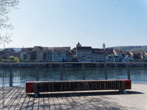 Vue sur le Rhin et la ville historique de Rheinfelden en Suisse depuis la plateforme d'observations le long de rive allemande