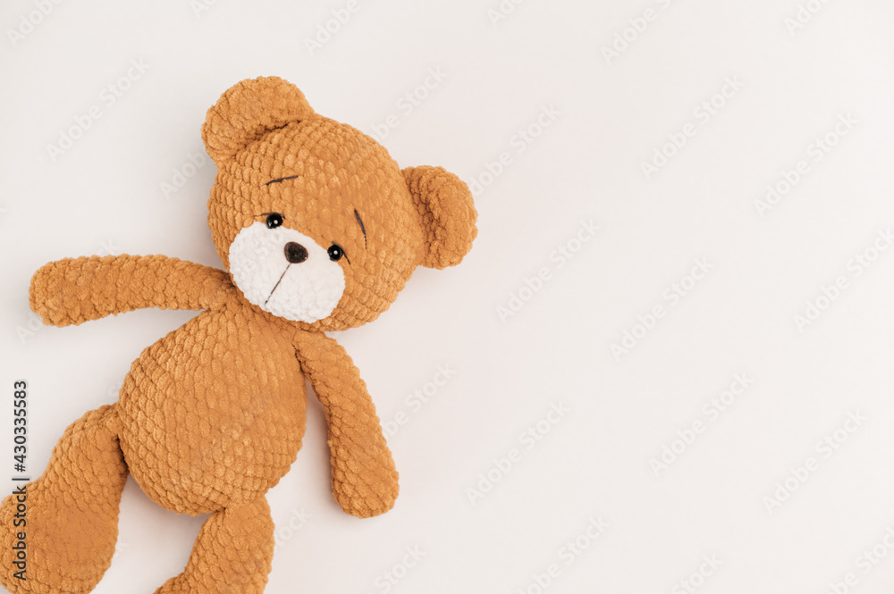 Obraz premium knitted toy bear on a white background