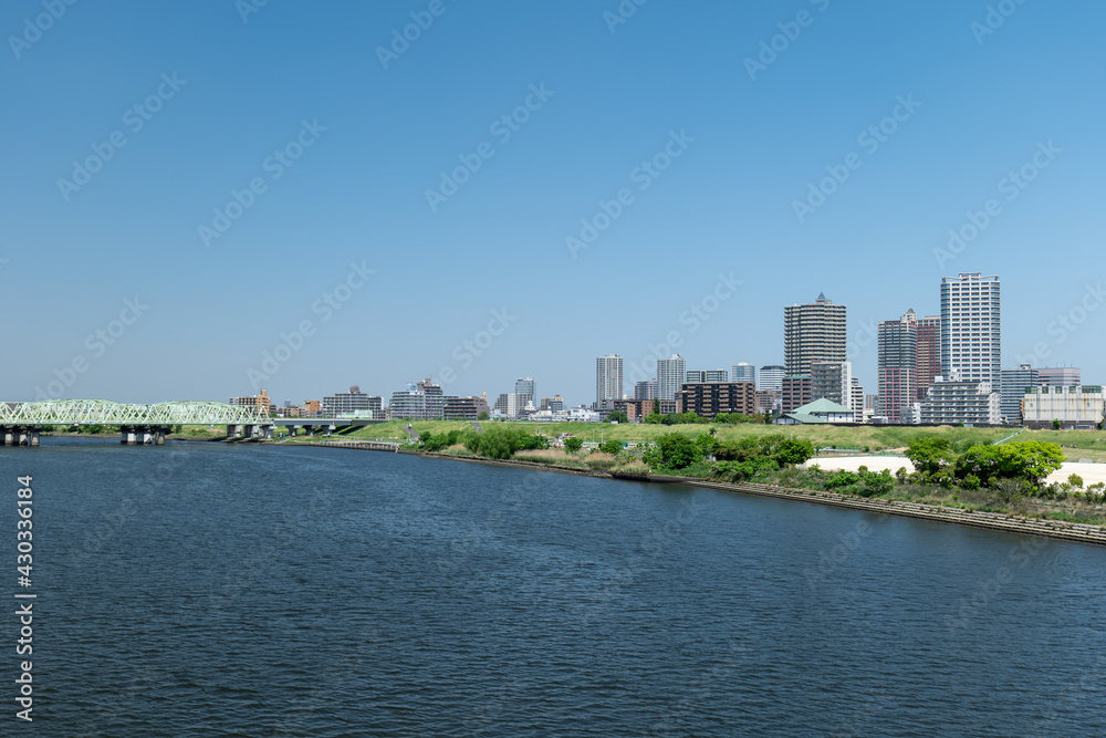 青空広がる初夏の荒川と川口市の風景