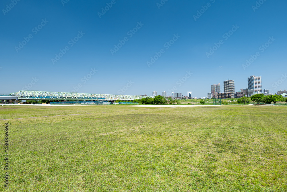 Obraz premium 青空広がる郊外の風景 北区赤羽荒川河川敷