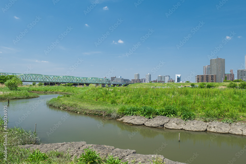 青空広がる初夏の荒川と川口市の風景
