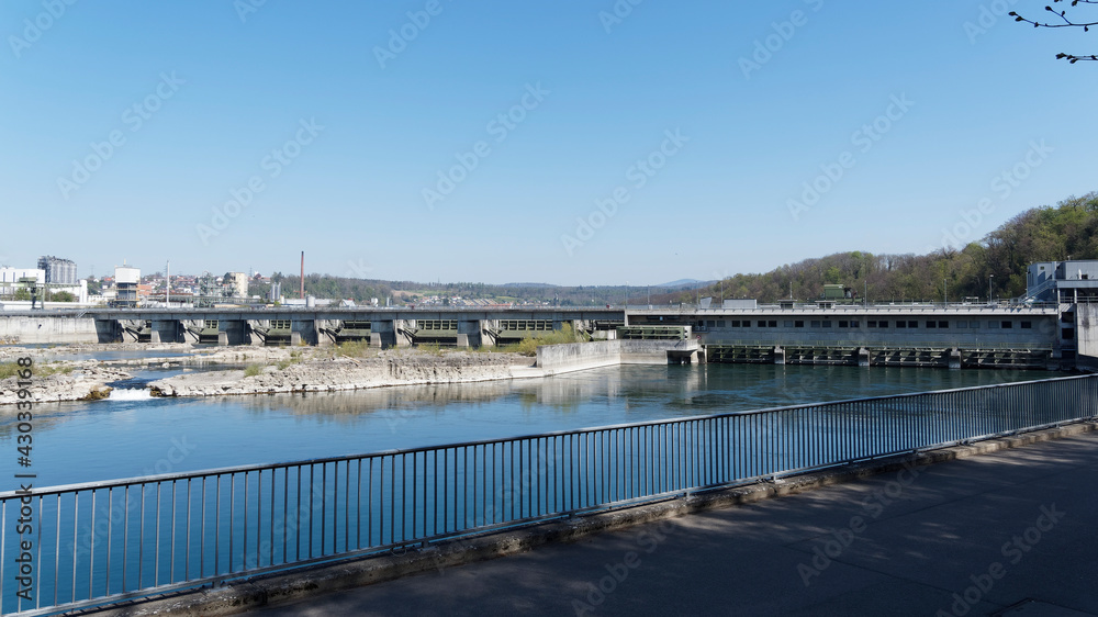 Centrale hydroélectrique de Rheinfelden sur le Rhin vue depuis la rive Suisse Centrale hydroélectrique de Rheinfelden sur le Rhin vue depuis la rive Suisse