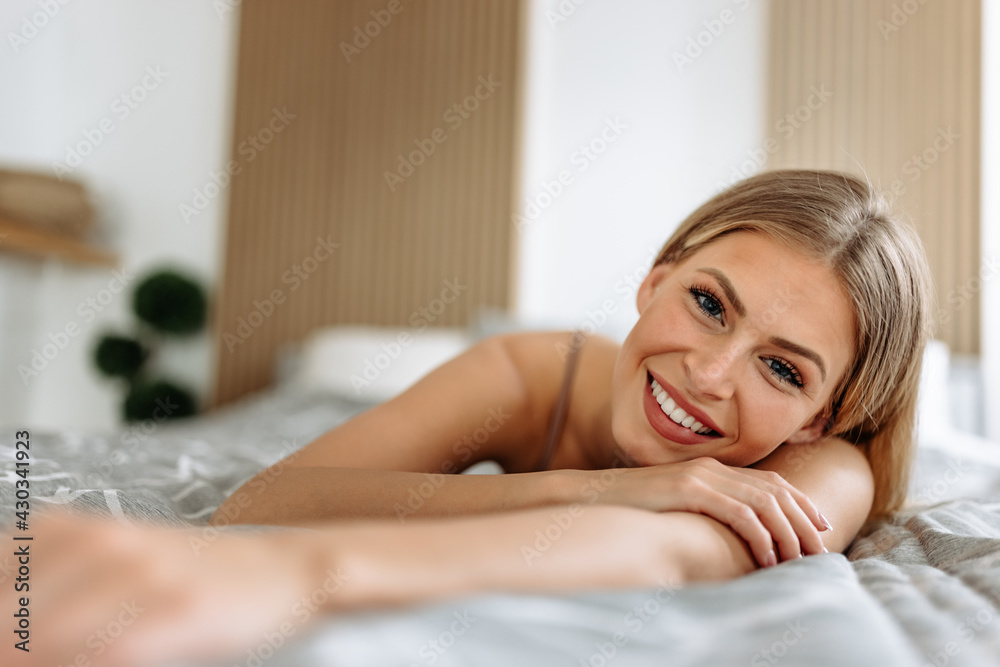 Obraz premium Blonde young woman, posing for camera.