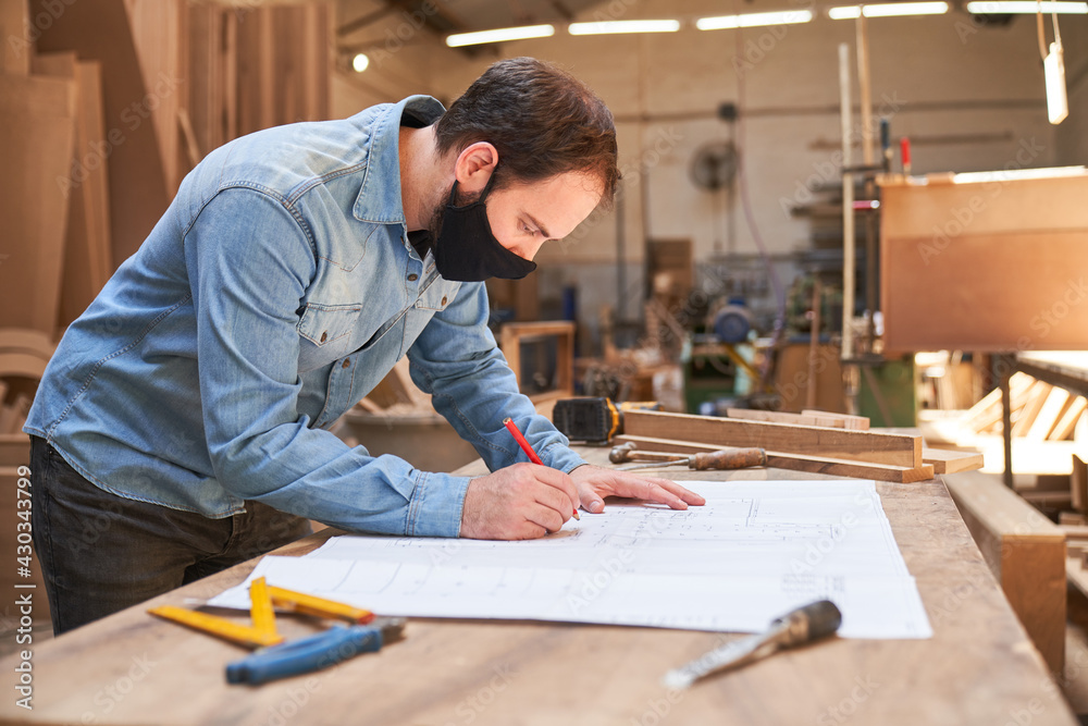 Handwerker oder Architekt mit Mundschutz