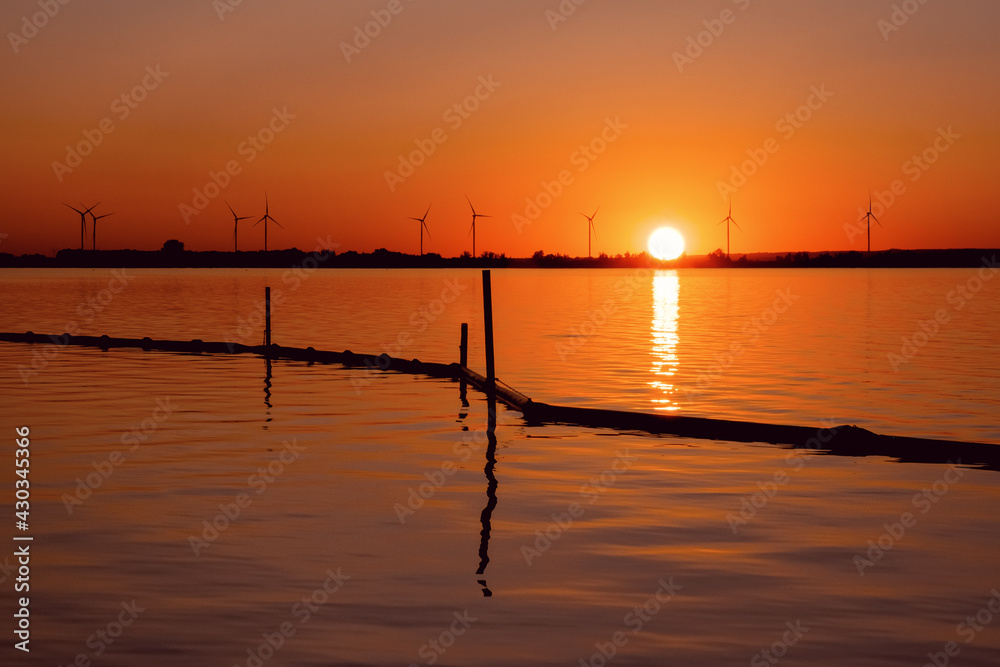Sonnenuntergang über dem Wasser