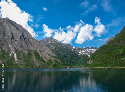 Italian alpine lake © Lelestrat