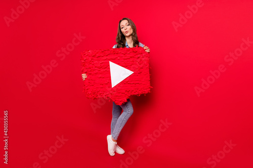 Fotografía Full length body size view of attractive funky cheery girl holding play video bo