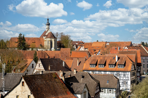 Blick über die Daecher der Stadt Bad Wimpfen mit der Kirche im Hintergrund, Baden Württemberg, Deutschland