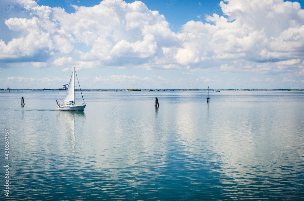 Navigando con una piccola barca a vela nella laguna di Venezia