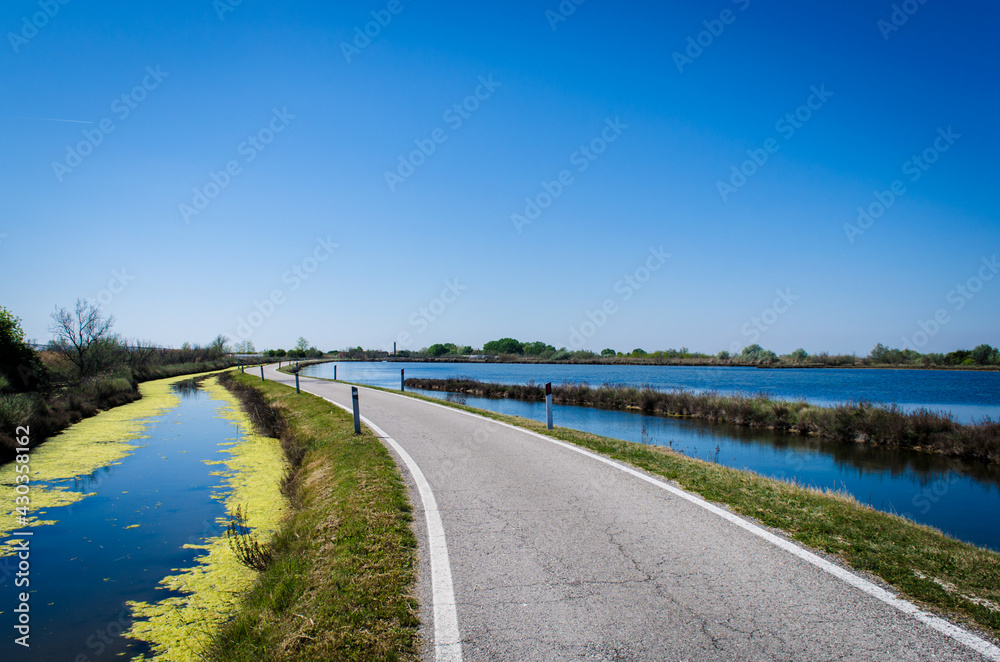 Una piccola strada che attraversa il paesaggio della Laguna nord di Venezia vicino a Lio Piccolo