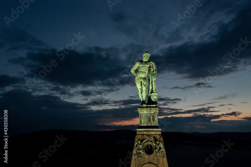 luftaufnahme vom der beleuchteten Spitze des Monumentalbau mit der Figur des Herkules bei Nacht, Kassel, Hessen, Deutschland