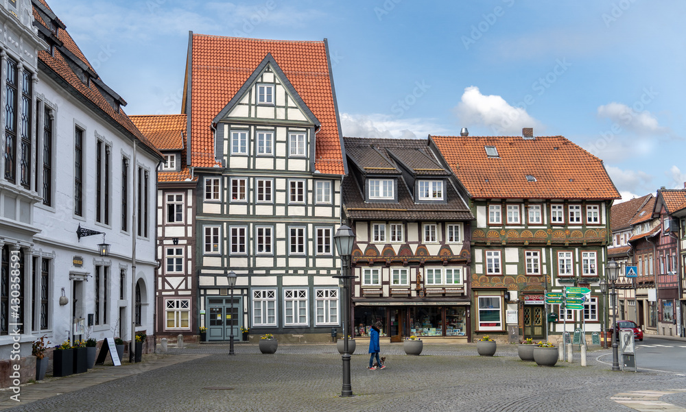 Fototapeta premium Marktplatz in Bad Gandersheim mit Fachwerkhäusern und blauem Himmel, Niedersachsen, Deutschland