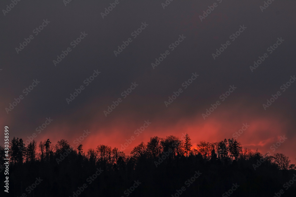 Roter Sonnenuntergang mit Dunklen Wolken Roter Sonnenuntergang mit Dunklen Wolken