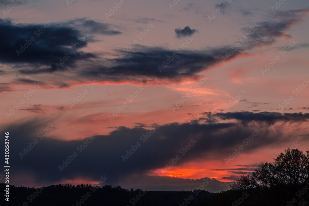 Magischer Sonnenuntergang bei Abstrakten Wolken