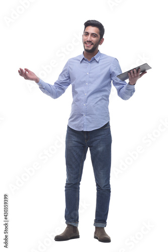 Foto in full growth. friendly young man with a clipboard.