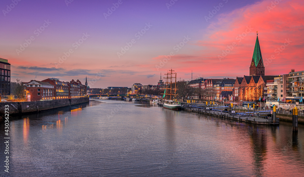 Sunset at the Weser river in the old town of Bremen, Germany - obrazy, fototapety, plakaty 