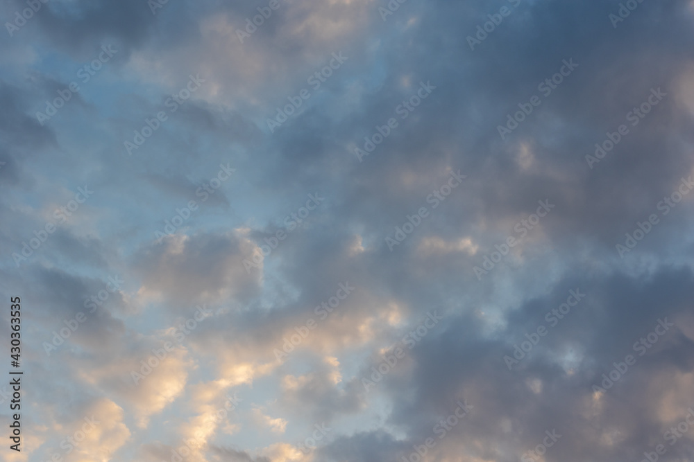 Obraz premium Beautiful sunset sky with multi-colored fluffy cumulus clouds. Heavenly background for your photos