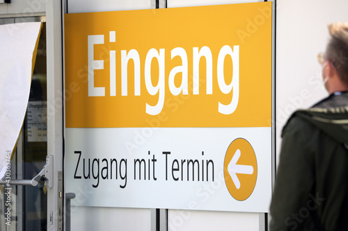 hinweis eingang zugang mit termin an einem testzentrum wegen pandemie photo