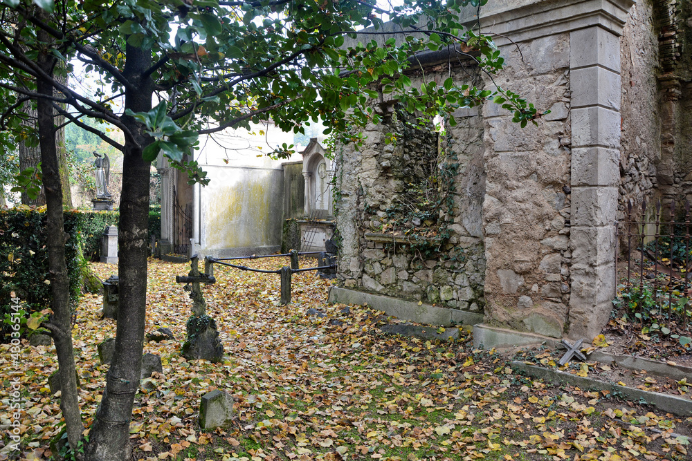 Fototapeta premium Il Cimitero vecchio di Viggiù in provincia di Varese, in disuso ma molto suggestivo.