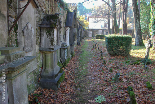 Fototapeta Naklejka Na Ścianę i Meble -  Il Cimitero vecchio di Viggiù in provincia di Varese, in disuso ma molto suggestivo.