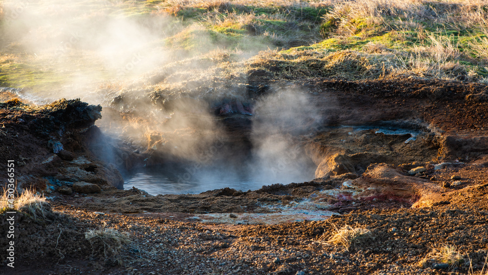 Wasserdampf steigt aus einem brodelnden Schlammloch in einem isländischen Geothermalgebiet Wasserdampf steigt aus einem brodelnden Schlammloch in einem isländischen Geothermalgebiet