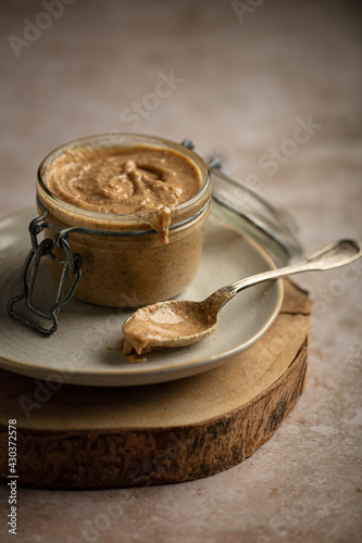 purée de noisettes fait maison dans un pot en verre