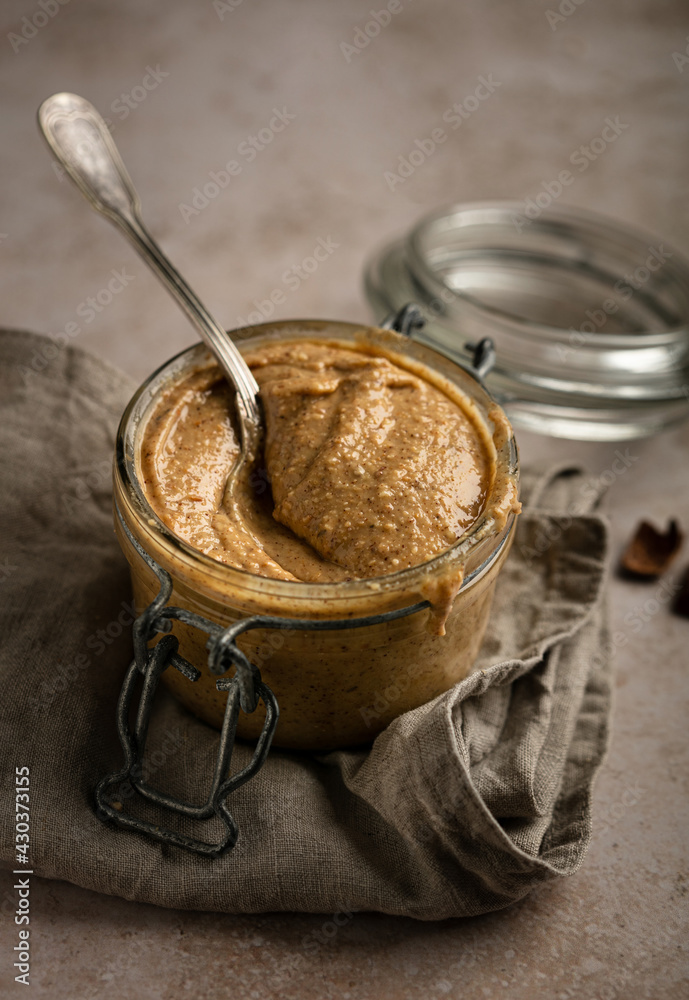 purée de noisettes fait maison dans un pot en verre purée de noisettes fait maison dans un pot en verre