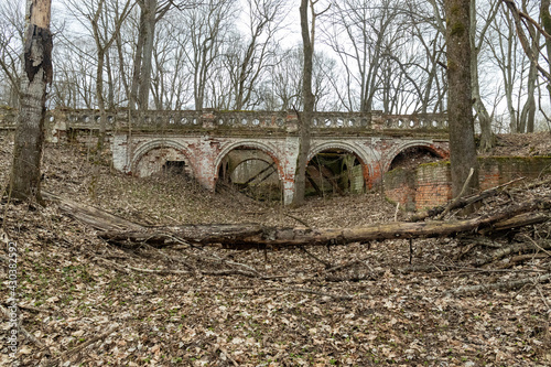 Billede på lærred the crumbling old kiorpichny bridge over the ravine