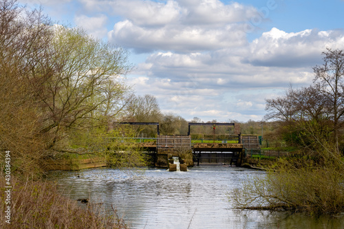 фотографія Sluice gate on the Ouse, walking on the Ouse way on a spring afternoon, Sussex,