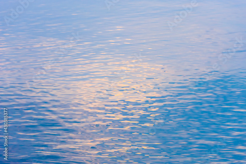 穏やかな朝の湖面