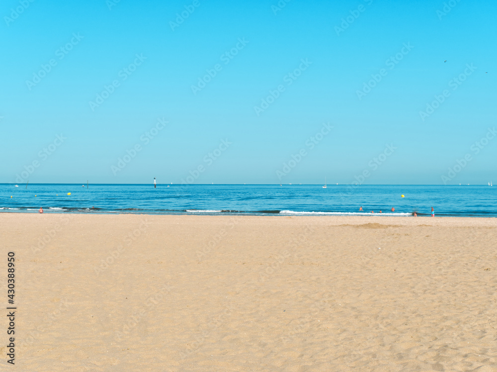 Plage de Normandie, mer bleue et ciel bleu avec la plage brune et claire Plage de Normandie, mer bleue et ciel bleu avec la plage brune et claire