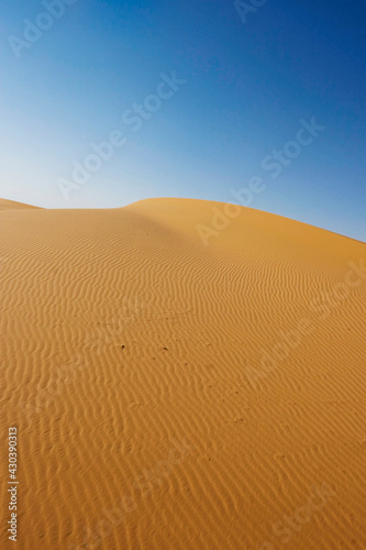 砂の模様と砂漠の傾斜