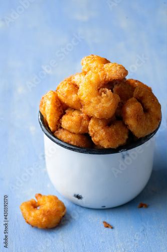 Obraz na płótnie golden fried shrimp popcorn w salonie