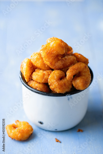 Obraz na płótnie golden fried shrimp popcorn w salonie