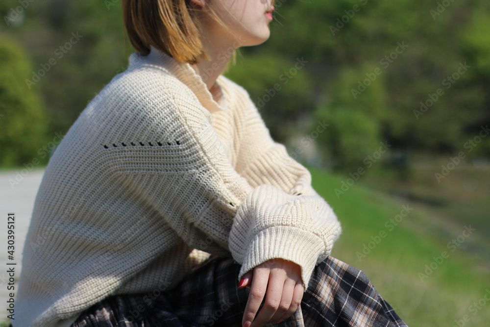 Obraz premium sitting on spring grass with soft wind